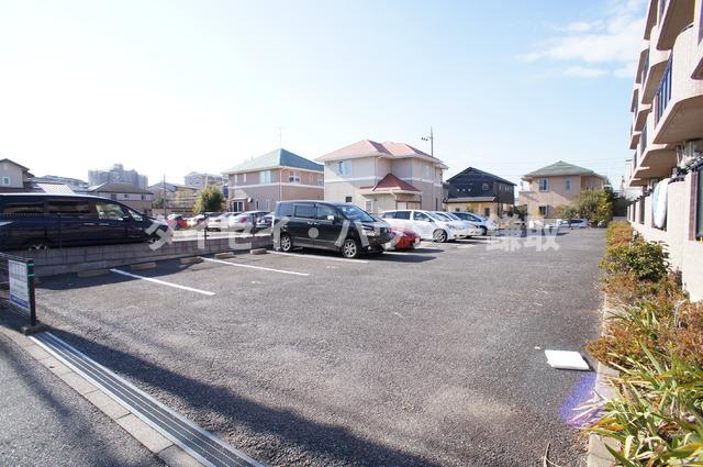 ラフィーネ・なかにし0106号室 敷地内駐車場です。