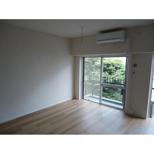 秀和第二南平台レジデンス リビング