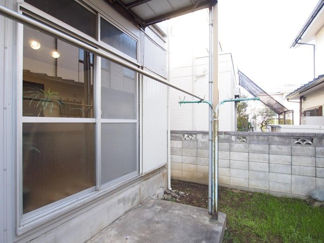 松本荘103号室 南側掃き出し窓です