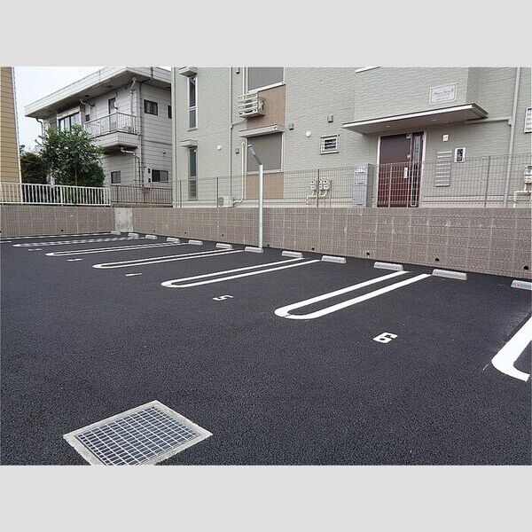 メゾンクオーレⅢ 駐車場