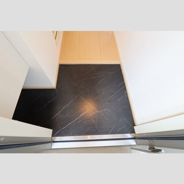 メゾンボヌール 玄関