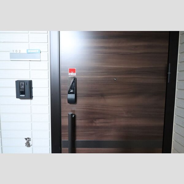ストリーム久米川102号室 玄関ドア