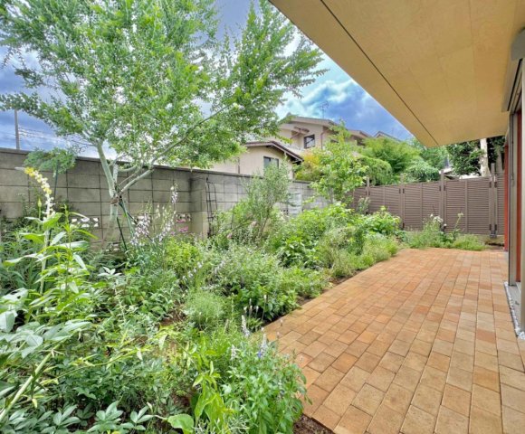 K House 南側庭園は四季の宿根草を中心に果樹、ハーブもあります