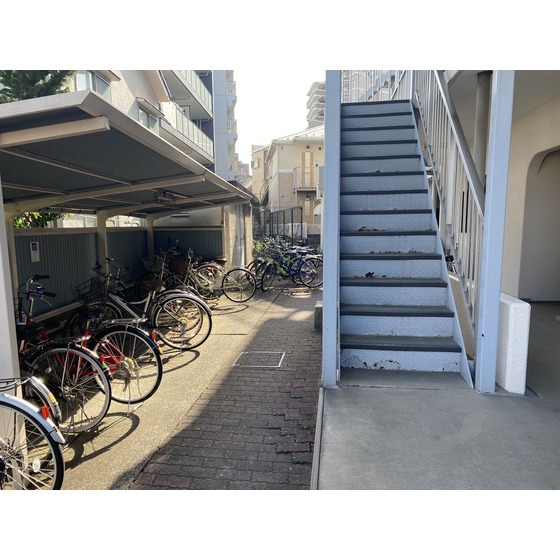 シュロス中之庭205号室 自転車置き場