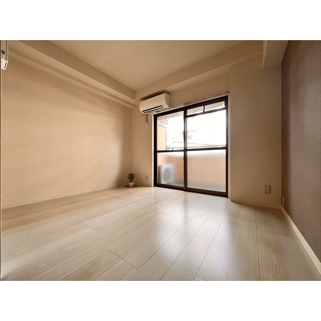 セザール第2三ノ輪 白を基調とした明るい洋室