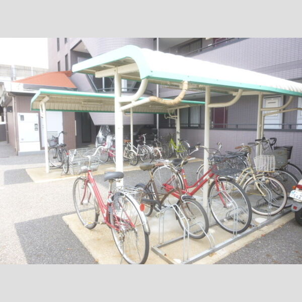 アルファークレスト 駐輪場