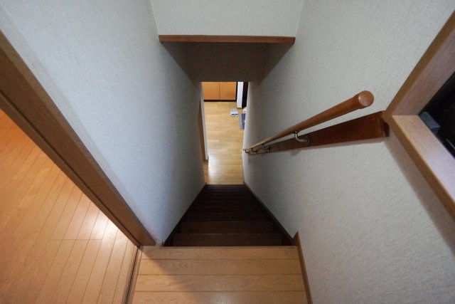 松戸市二十世紀が丘戸建 手摺付きの階段