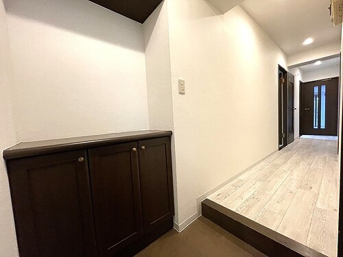 ＬＭ東川口ＡＫＡＯ1階 廊下、下駄箱