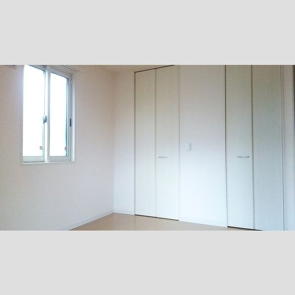 ロイヤルクレッセント西登戸参番館103号室 洋室