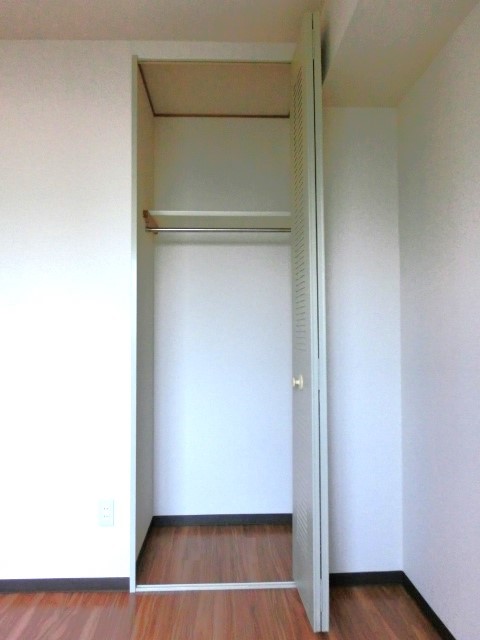 サニーヒル山手台0301号室 洋室　収納　※別号室の参考写真です(現況優先・仕様違いの場合あり)