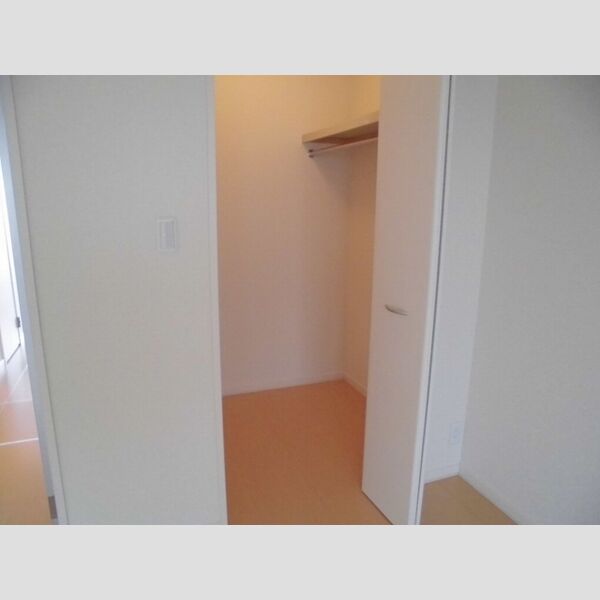 ドルフクレセント六番館109号室 ウォークインクローゼット