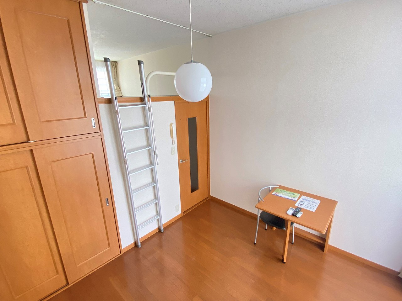 レオパレスＣＥＤＡＲ108号室 リビング