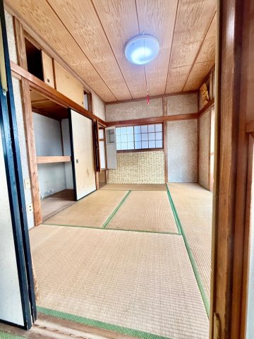 ウィズペットハウス川井町 2階和室。全室収納付き