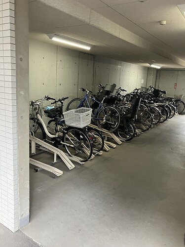 パークハウス三ツ沢ヒルトップテラス1階 自転車置き場※2026年7月の写真