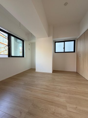 MOANA北参道303号室 洋室約6.3帖（同タイプのお部屋写真のため眺望が異なります）