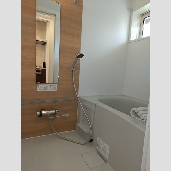 ロイヤルヒルズR107号室 浴室には窓があります。追い炊き機能付き!