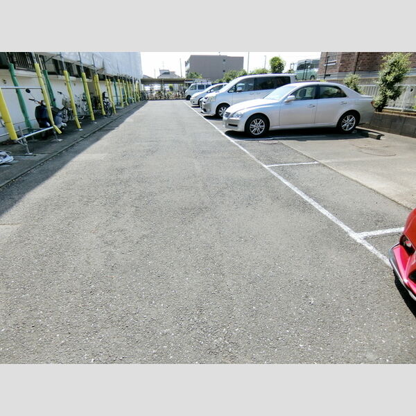 ルミエール湘南 駐車場