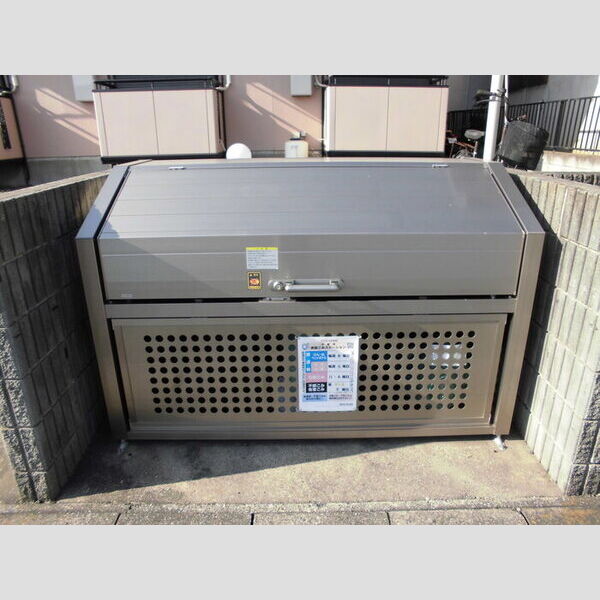 ルミエール末広 ゴミストッカー