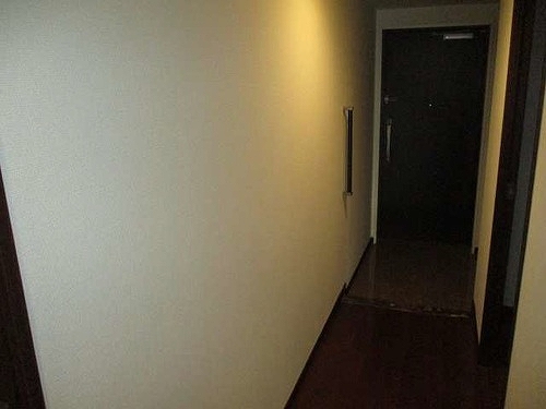 ライオンズマンション田無イーストレジデンス 廊下からの玄関　※2025年８月撮影