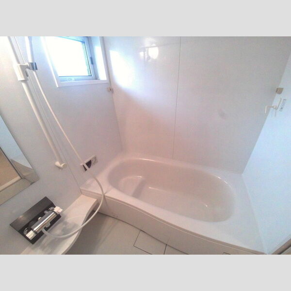 シャンローゼ下溝 小窓付の一坪風呂