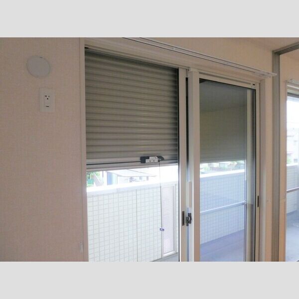 Villa Garland Court202号室 シャッター雨戸