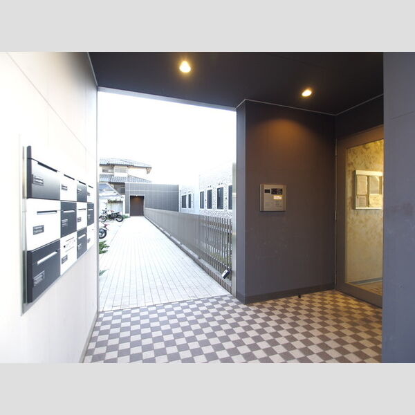 TRINITY11号室 エントランス