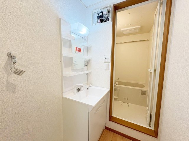 Ｌ’Ａｒｉａ　Ｏｍｉｙａ105号室 洗面