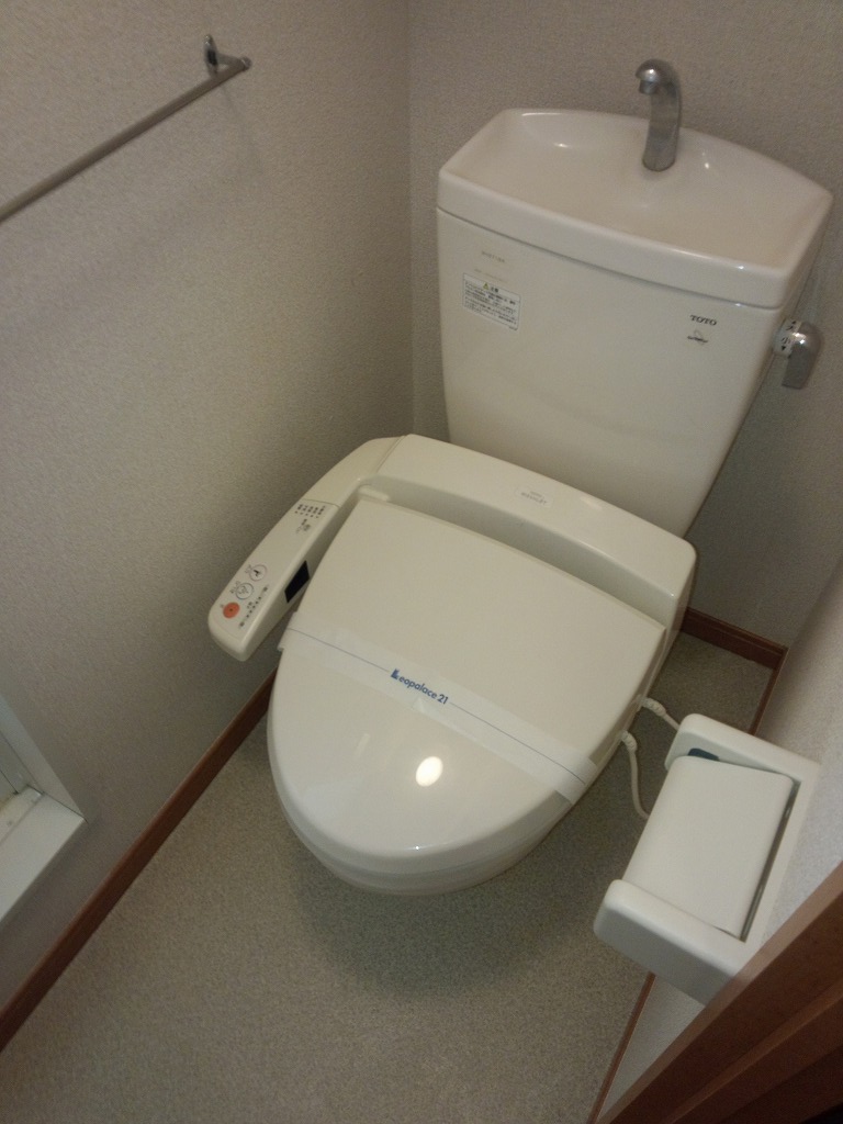 レオパレスラーナ 玄関