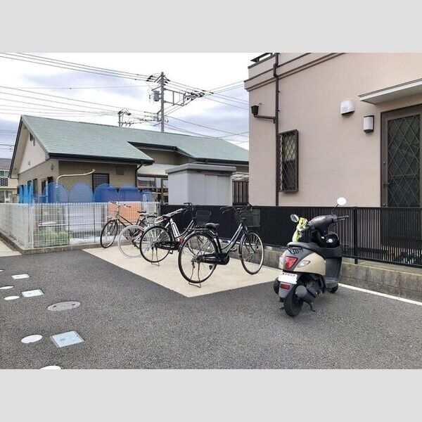 ロイヤルヒルズR207号室 駐輪場