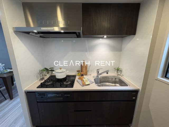 コンシェリア目黒本町 ＴＨＥ ＲＥＳＩＤＥＮＣＥ3階 モデルルーム写真/グリル付き3口ガスコンロ