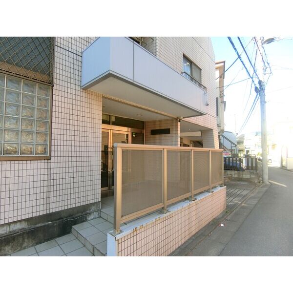 パインニードル105号室 エントランス