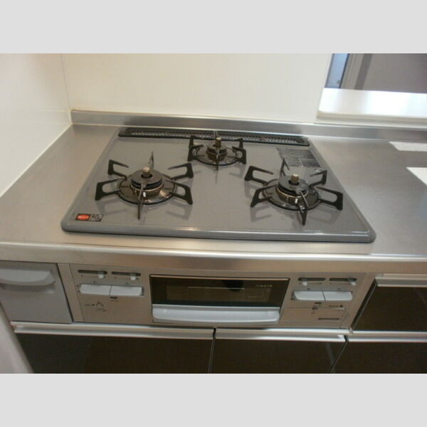 コートヴィレッジ かりん103号室 3口ガスコンロのシステムキッチンです♪