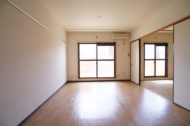 グランドゥール八千代 ゆったりとした居間です