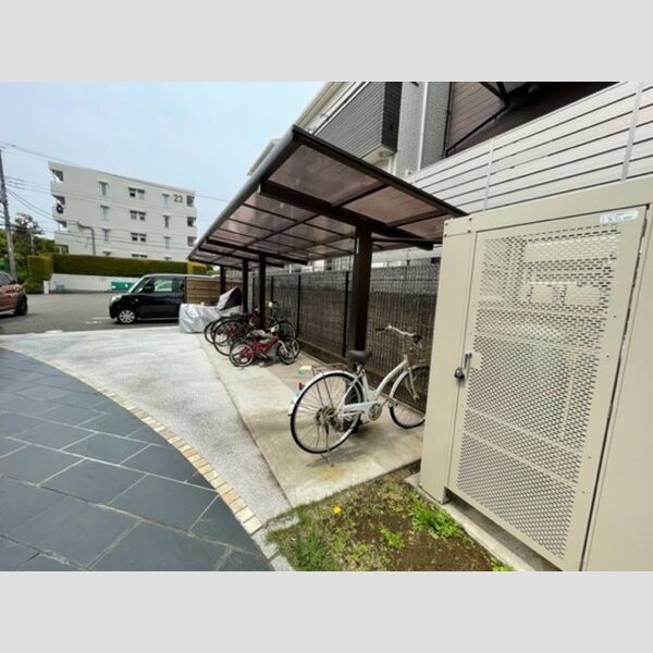 ウイングコート202号室 屋根付き駐輪場