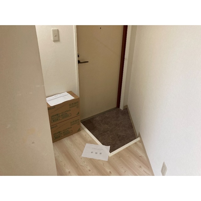 メゾン七島201号室 玄関