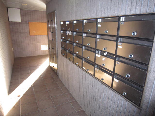 サンシャインパレス0202号室 郵便ポストのあるロビー