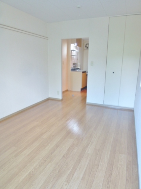 カーサ南原0102号室 バルコニー側から見た室内