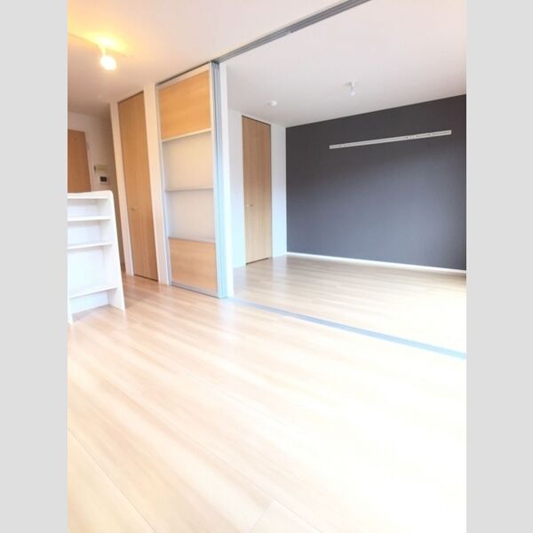 フェリシアKarakida LDK9.7帖+洋室6帖(仕切りのスライド扉を開けた状態です)