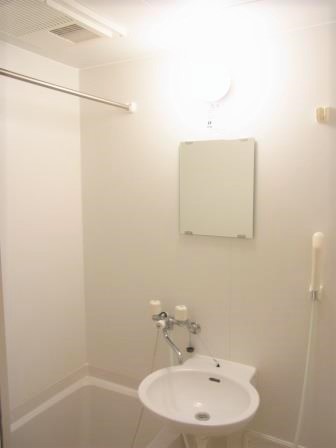 レオパレスＹＯＫＯＳＵＫＡ 雨の日も安心☆浴室乾燥機付♪