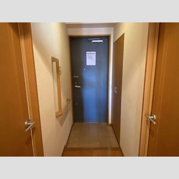 モニュメントスクウェア　参番館 参番館301号室　玄関