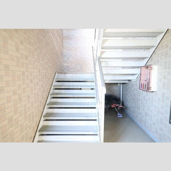 メゾンベール105号室 共用階段