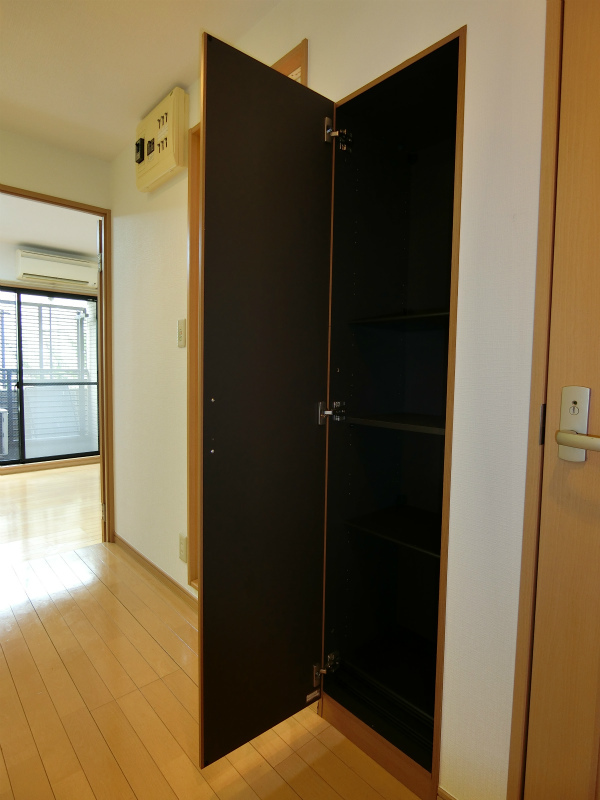 アヴァンセ川崎1階 収納