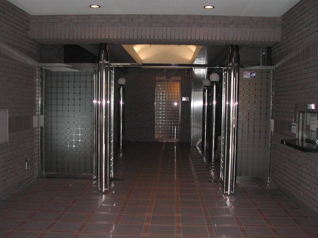 ナイスアーバン横濱駅東館3階 エントランス