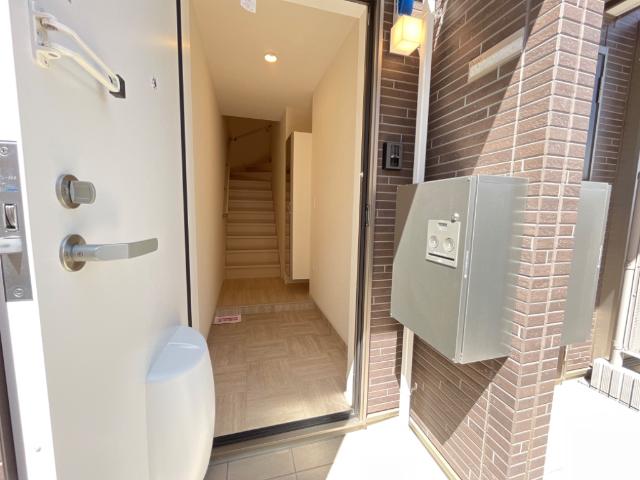 メゾン・ド・ルナ202号室 玄関・宅配BOX