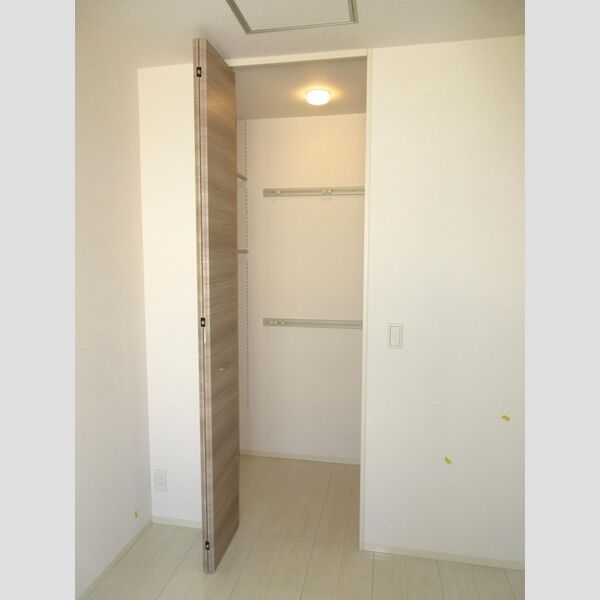 ブランドール高島平 洋室　収納