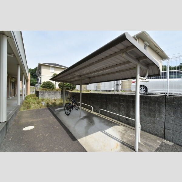 クレール四季彩の丘　六番館102号室 屋根付き駐輪場