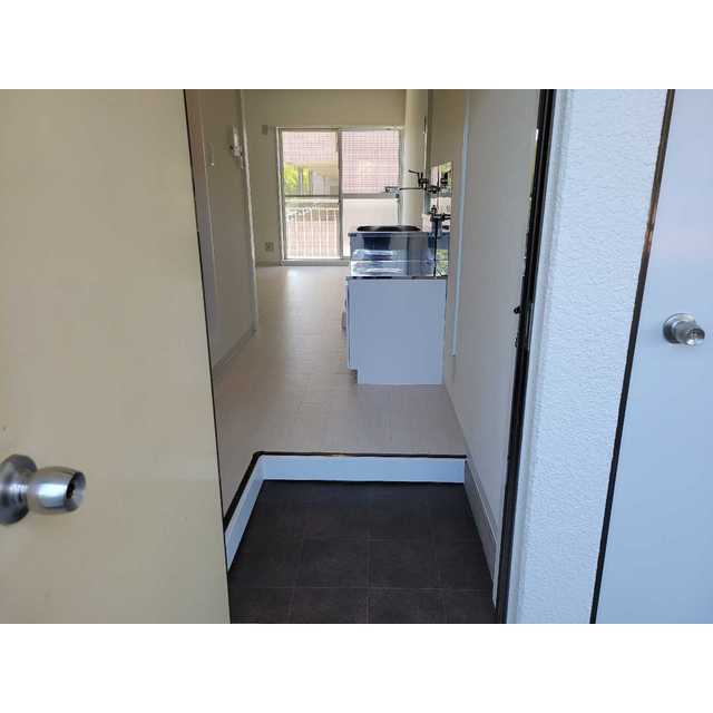 小手指シティハイツ201号室 玄関