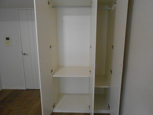 NISHI IKEBUKURO RESIDENCE クローゼット