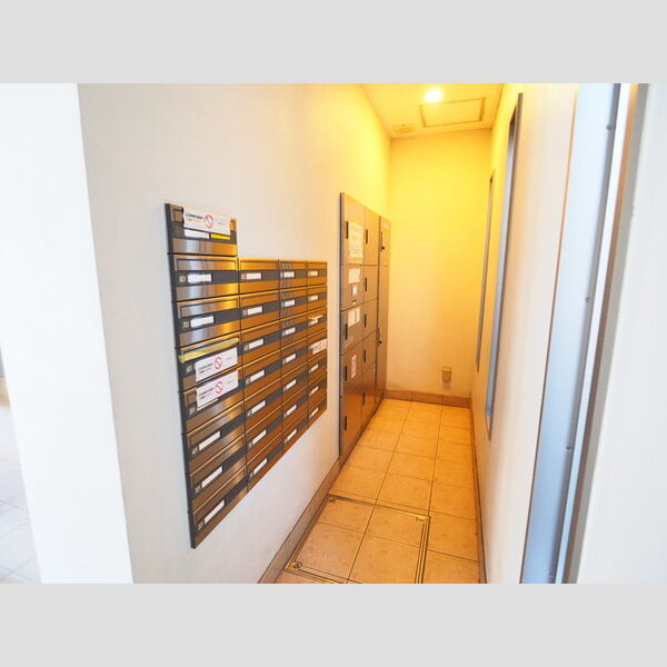 ジェイ・エス・ティ横浜東701号室 集合ポスト・宅配ボックス