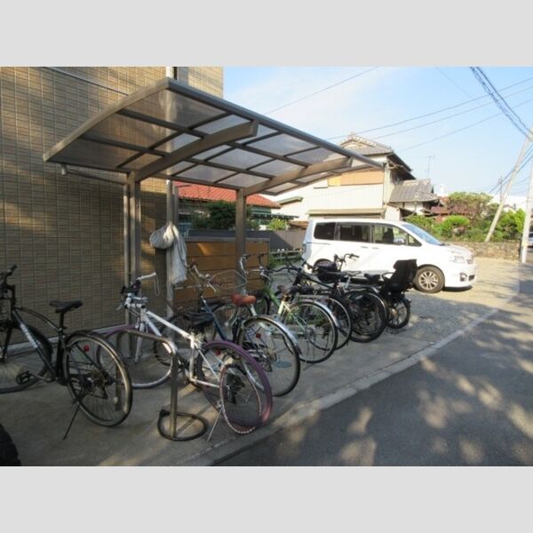 エスポワール鵠沼 駐輪場には屋根があります